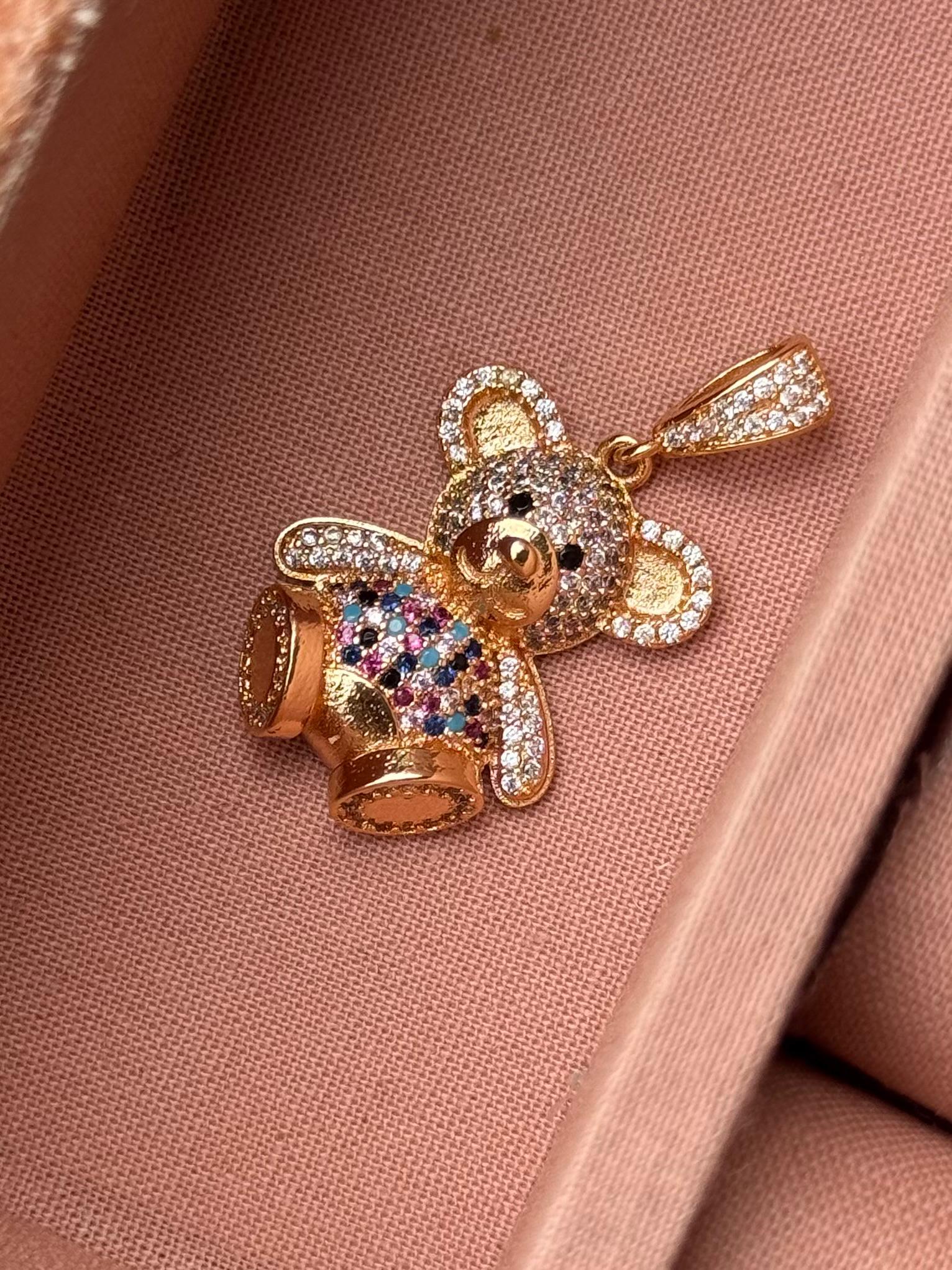 Dije De Oso Dorado Con Circones Azules y Negros